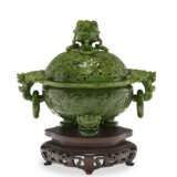 A SPINACH-GREEN JADE ARCHAISTIC TRIPOD CENSER AND COVER - фото 1