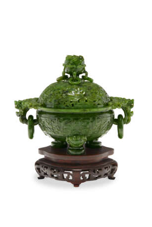 A SPINACH-GREEN JADE ARCHAISTIC TRIPOD CENSER AND COVER - фото 2