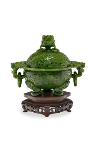 A SPINACH-GREEN JADE ARCHAISTIC TRIPOD CENSER AND COVER - фото 3