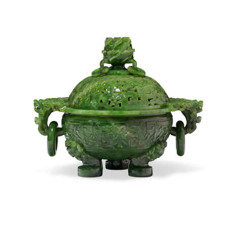 A SPINACH-GREEN JADE ARCHAISTIC TRIPOD CENSER AND COVER - Foto 5