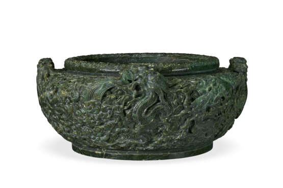 A VERY LARGE SPINACH GREEN JADE 'DRAGON' BASIN - Foto 1