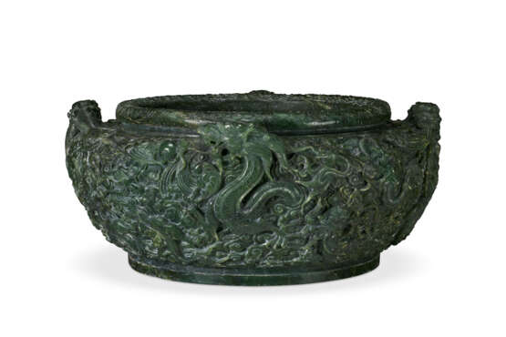 A VERY LARGE SPINACH GREEN JADE 'DRAGON' BASIN - фото 2