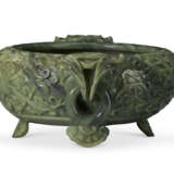 A LARGE SPINACH-GREEN JADE MARRIAGE BOWL - Foto 3