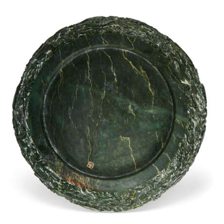 A VERY LARGE SPINACH GREEN JADE 'DRAGON' BASIN - Foto 3
