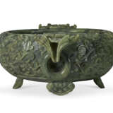 A LARGE SPINACH-GREEN JADE MARRIAGE BOWL - Foto 4