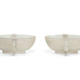 A PAIR OF AGATE CUPS WITH DRAGON-FORM HANDLES - фото 3