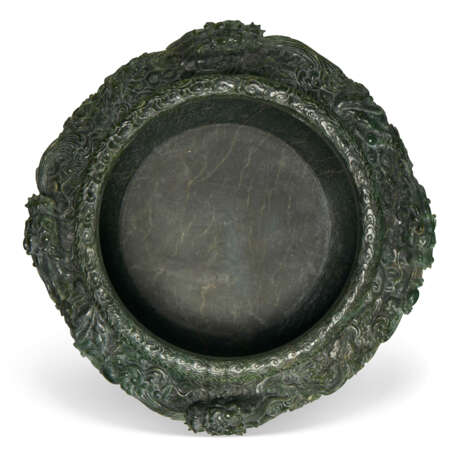 A VERY LARGE SPINACH GREEN JADE 'DRAGON' BASIN - Foto 4