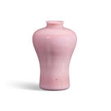 A SMALL OPAQUE PINK GLASS VASE, MEIPING - фото 1