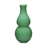 A CELADON GLASS DOUBLE-GOURD VASE - фото 1