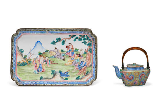 A FAMILLE ROSE PAINTED ENAMEL TRAY AND A BUTTERFLY-FORM TEAPOT AND COVER - фото 1