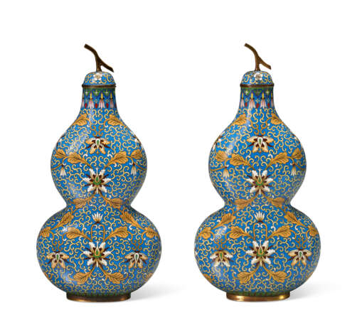 A PAIR OF CLOISONNÉ ENAMEL DOUBLE-GOURD-FORM VASES AND COVERS - фото 1