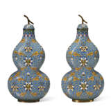 A PAIR OF CLOISONNÉ ENAMEL DOUBLE-GOURD-FORM VASES AND COVERS - фото 1