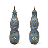A PAIR OF CLOISONNÉ ENAMEL DOUBLE-GOURD-FORM VASES AND COVERS - фото 2