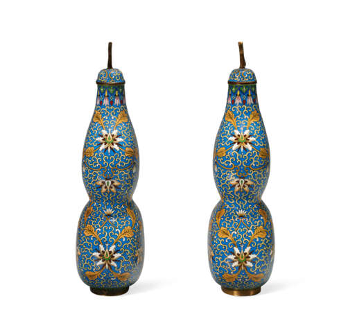 A PAIR OF CLOISONNÉ ENAMEL DOUBLE-GOURD-FORM VASES AND COVERS - фото 2