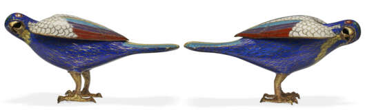 A PAIR OF CLOISONNÉ ENAMEL HAWK-FORM CENSERS AND COVERS - photo 2