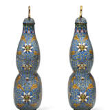 A PAIR OF CLOISONNÉ ENAMEL DOUBLE-GOURD-FORM VASES AND COVERS - фото 3