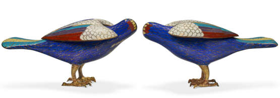 A PAIR OF CLOISONNÉ ENAMEL HAWK-FORM CENSERS AND COVERS - фото 3