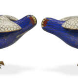 A PAIR OF CLOISONNÉ ENAMEL HAWK-FORM CENSERS AND COVERS - Foto 3