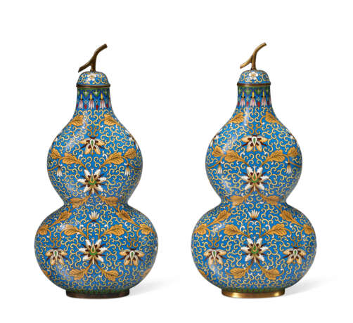 A PAIR OF CLOISONNÉ ENAMEL DOUBLE-GOURD-FORM VASES AND COVERS - Foto 4