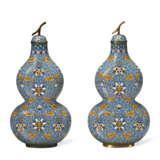 A PAIR OF CLOISONNÉ ENAMEL DOUBLE-GOURD-FORM VASES AND COVERS - photo 4