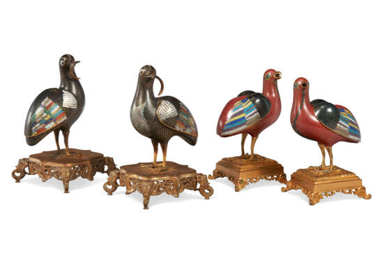 TWO PAIRS OF CLOISONNÉ ENAMEL BIRD-FORM CENSERS AND COVERS - Foto 1