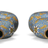 A PAIR OF CLOISONNÉ ENAMEL DOUBLE-GOURD-FORM VASES AND COVERS - фото 5