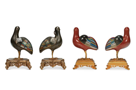 TWO PAIRS OF CLOISONNÉ ENAMEL BIRD-FORM CENSERS AND COVERS - photo 3