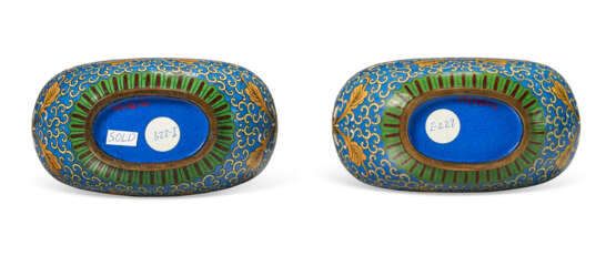 A PAIR OF CLOISONNÉ ENAMEL DOUBLE-GOURD-FORM VASES AND COVERS - фото 6