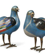 Фигурка. A PAIR OF CLOISONNÉ ENAMEL QUAIL-FORM CENSERS AND COVERS