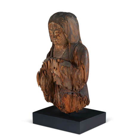 A WOOD SCULPTURE OF A SEATED FEMALE SHINTO DIETY (SHINZO) - Foto 3