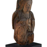 A WOOD SCULPTURE OF A SEATED FEMALE SHINTO DIETY (SHINZO) - фото 4