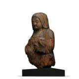 A WOOD SCULPTURE OF A SEATED FEMALE SHINTO DIETY (SHINZO) - Foto 6