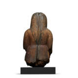 A WOOD SCULPTURE OF A SEATED FEMALE SHINTO DIETY (SHINZO) - Foto 7