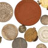 Gemischtes Konvolut Münzen und Medaillen in 2 Alben - dabei unter anderem - фото 2