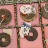 China - Schatulle mit 10 historischen Münzen, Kaufbeleg beigefügt, - photo 2