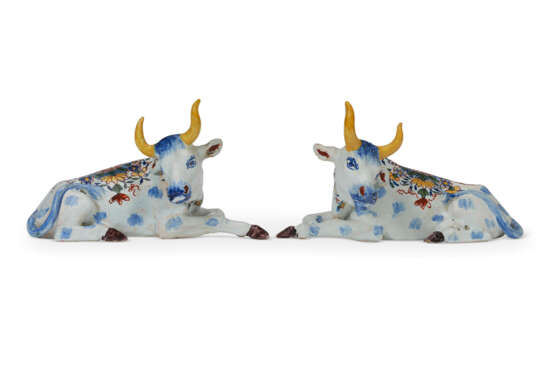 A PAIR OF DUTCH DELFT POLYCHROME MODELS OF RECUMBENT COWS - photo 3