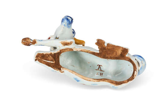 A PAIR OF DUTCH DELFT POLYCHROME MODELS OF RECUMBENT COWS - photo 5