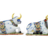 A PAIR OF DUTCH DELFT POLYCHROME MODELS OF RECUMBENT COWS - photo 2