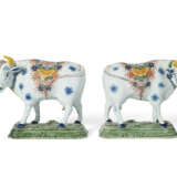 A PAIR OF DUTCH DELFT POLYCHROME MODELS OF STANDING COWS - фото 2