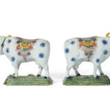 A PAIR OF DUTCH DELFT POLYCHROME MODELS OF STANDING COWS - фото 3