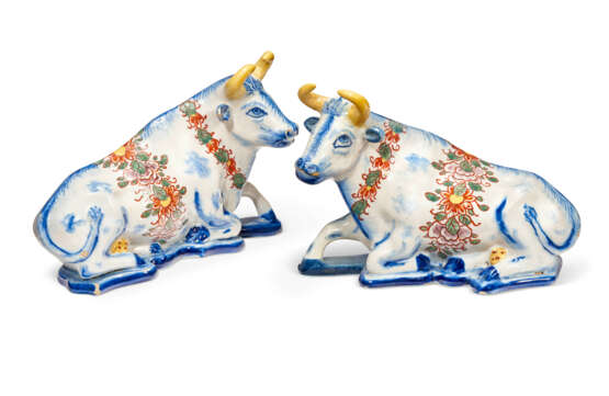 A PAIR OF DUTCH DELFT POLYCHROME MODELS OF RECUMBANT COWS - photo 1