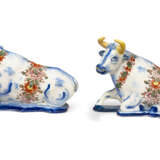 A PAIR OF DUTCH DELFT POLYCHROME MODELS OF RECUMBANT COWS - photo 3