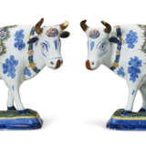 A PAIR OF DUTCH DELFT POLYCHROME MODELS OF STANDING COWS - Foto 2