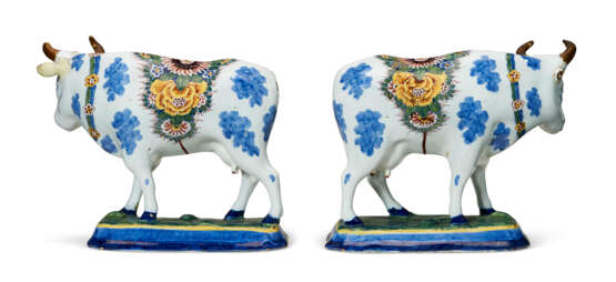 A PAIR OF DUTCH DELFT POLYCHROME MODELS OF STANDING COWS - Foto 3