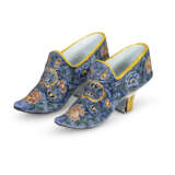 A PAIR OF DUTCH DELFT POLYCHROME MODELS OF LADY'S SHOES - Foto 1