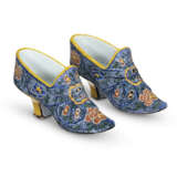 A PAIR OF DUTCH DELFT POLYCHROME MODELS OF LADY'S SHOES - Foto 2