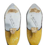 A PAIR OF DUTCH DELFT POLYCHROME MODELS OF LADY'S SHOES - фото 7