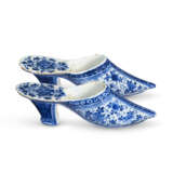 A PAIR OF DUTCH DELFT BLUE AND WHITE INITIALED MODELS OF SHOES - фото 3
