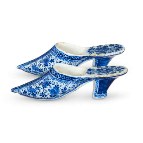 A PAIR OF DUTCH DELFT BLUE AND WHITE INITIALED MODELS OF SHOES - фото 4