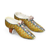 A PAIR OF DUTCH DELFT POLYCHROME MODELS OF SHOES - фото 1